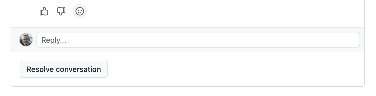 Capture d'écran montrant un commentaire Copilot code review avec les boutons « pouce levé » et « pouce baissé ».