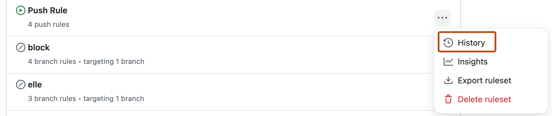 Captura de pantalla de la página de conjuntos de reglas del repositorio. Debajo de un botón etiquetado con tres puntos, una opción con la etiqueta «Historial» está resaltada en naranja.