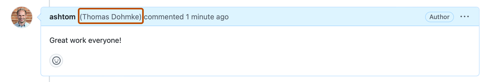 Captura de tela de um comentário de questão. Há um cabeçalho que diz "ashtom (Thomas Dohmke) comentou há 1 minuto", e "(Thomas Dohmke)" tem o contorno em laranja escuro.