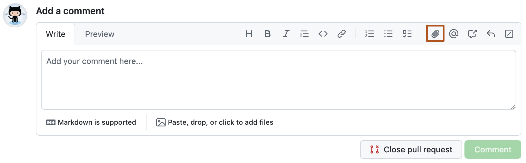 Screenshot: Kommentarfeld für einen Pull Request. Das Symbol "Dateien anfügen" ist orange umrahmt.