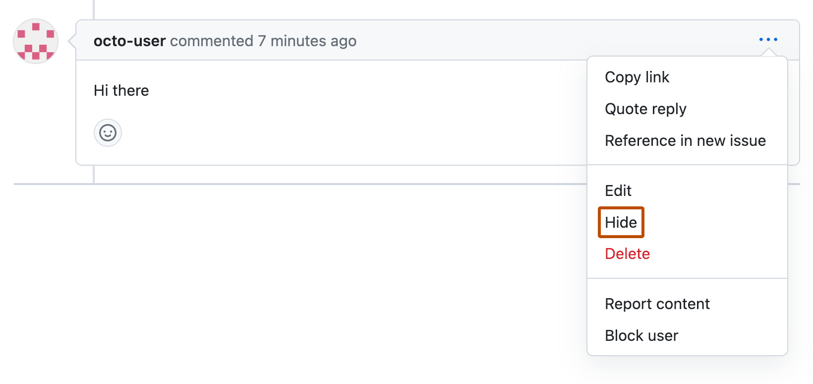 Captura de pantalla de un comentario de pull request de octo-user. Debajo de un icono de tres puntos, se expande un menú desplegable y la opción “Ocultar” está resaltada con un contorno naranja.