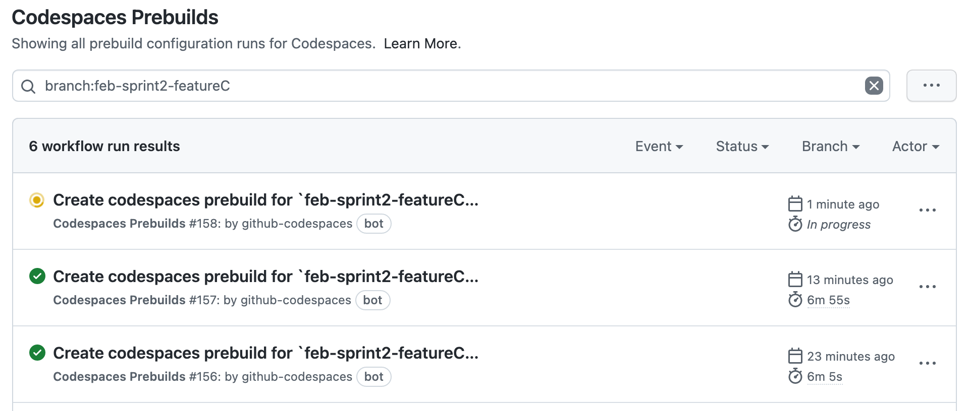 Capture d’écran de la liste « Prébuilds de codespaces » montrant un historique des exécutions des workflows de prébuild.